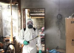 นายกเทศมนตรีตำบลบัลลังก์ น้ำใจงามหัวใจเพื่อประชาชน สวมชุด PPE ฉีดพ่นสารเคมีเพื่อสร้างสถานกักกันโรคท้องที่ Local Quarantine (LQ) สำหรับกักกันผู้ที่เดินทางข้ามจังหวัดป้องกันโควิด-19