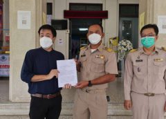 หมออ๋อง ส.ส.พิษณุโลก พรรคก้าวไกล ยื่นหนังสือให้ผู้ว่าตรวจสอบบุคคลไม่ใช่บุคคลกรทางการแพทย์ฉีดวัคซีนเข็มที่ 3