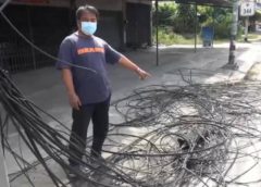  ชาวบ้านสุดทนร้องสื่อ  เจ้าหน้าที่ทำงานชุ่ยเดินสายสื่อสารเสร็จไม่ยอมเก็บทิ้งกองข้างทาง  รถ จยย.เกี่ยวล้ม วอนเร่งมาเก็บและแก้ไขด้วย หวั่นเกิดอันตรายถึงชีวิตได้