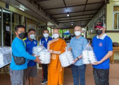  เล็ก ฝันเด่น จรรยาธนากร นำทีม “กลุ่มใจถึงใจคนไทยไม่ทิ้งกัน” จัดทำข้าวกล่องแจกจ่ายประชาชนในพื้นที่ นครนายก-ปราจีนบุรี