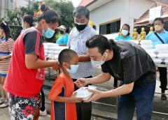 หนุ่มจีนหัวใจไทย ร่วมนำข้าวกล่องสมทบแจกให้ประชาชน หน้าวัดสามัคคีบรรพต