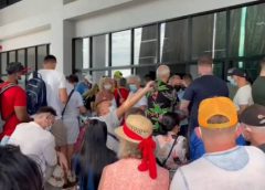 นทท. ต่างชาติโอด ระบบเทส PCR รอบ 2 ไร้เจ้าหน้าที่คอยอำนวยความสะดวก ด้าน รพ.บางละมุง ผู้เข้าตรวจโควิด ล้น