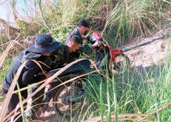 กกล.สุรศักดิ์มนตรี ล็อค จยย.2 คันคาแม่น้ำโขง ก่อนจะข้ามฟากส่งเพื่อนบ้าน 