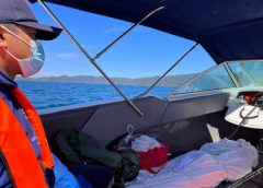 ศคท.จว.ตร. ร่วมกับทีมกู้ภัยทางน้ำมูลนิธิสว่างบุญช่วยเหลือ นำศพลูกเรือพัสวี 2 ขึ้นฝั่งชันสูตร