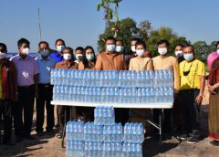 ป.สมานธนโชค ใจบุญมอบน้ำดื่มวอเตอร์บอส 100 แพ็ก หนุนงานเหล่ากาชาด-ช่วยเหลือผู้ยากไร้ ในโอกาสพิธียกเสาเอกเสาโทบ้านหลังใหม่