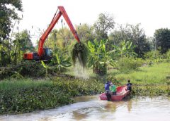 อบจ.พิษณุโลก ขุดลอกกำจัดวัชพืชคลองยาง ต.มะขามสูง อ.เมืองพิษณุโลก เพื่อใช้ระบายน้ำ-กักเก็บน้ำไว้ปลูกพืชในฤดูแล้ง