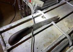 ลูกจ้างฟาร์มเลี้ยงไก่เมาส่งท้ายปีเก่า ต้อนรับปีใหม่ พูดจาไม่เข้าหู คว้ามีดแทง เพื่อนร่วมงานสาหัส