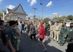 จ.สระแก้ว รับตัว 25 คนไทยเหยื่อค้ามนุษย์บ่อนออนไลน์ของคนจีนในกัมพูชากลับบ้านเกิด โดยมีเจ้าหน้าที่ตำรวจกัมพูชานำตัวมาส่งให้ที่กลางสะพานมิตรภาพไทยกัมพูชา