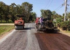 อบจ.พิษณุโลก ซ่อมแซมปรับปรุงผิวจราจรถนนลาดยางสาย ต.นครป่าหมาก อ.บางกระทุ่ม เพื่อบรรเทาความเดือดร้อนให้ประชาชน