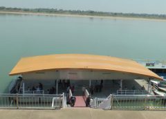 ยังไร้วี่แววร่าง 2 แม่ลูกจมน้ำโขง ญาติไม่เชื่อว่าฆ่าตัวตาย คนขายปลาสะเดาะเคราะห์เล่าถามตรงไหนลึกตื้น เห็นลูกสาวยิ้มร่าเริงสดใสแม่หน้าเศร้าหมอง