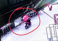 คนร้ายกระชากสร้อย ขณะผู้เสียหายกำลังเลือกซื้อหมูกระทะ ได้สร้อยคอทองคำหนัก 1 บาท พร้อมพระเจ้าคุณ ณ เหลี่ยมทองและตะกรุดหลบหนีไปได้