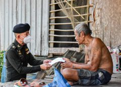 ผบ.พลพัฒนาที่ 3 นั่งรถผ่าน เห็นพ่อเฒ่าขาพิการอยู่บ้านเพียงลำพัง มอบเงินช่วยเหลือ