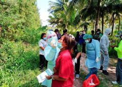 ฝ่ายปกครอง​ อำเภอทับสะแก​ จับแรงงานต่างด้าว​ หลบหนีเข้าเมือง​ แอบซุ่มริมเพชรเกษม ​ เตรียมขึ้นรถเข้า​ กทม.​ ผล​ ATK​ โควิด​ 1 ราย