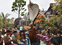 ชาวบ้านแห่อาบน้ำมนต์บ่อน้ำศักดิ์สิทธิ์หลวงปู่สรวง กลางป่าเขาชายแดนไทย-กัมพูชา คึกคัก ในช่วงวันหยุด