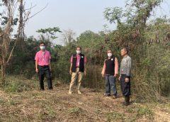 นายกเล็กตำบลบ้านถิ่นลงพื้นที่ตรวจสอบเหตุร้องเรียนกลิ่นมูลหมูส่งกลิ่นเหม็นในพื้นที่