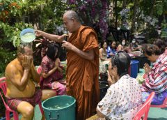 ชาวบ้านแห่อาบน้ำมนต์บ่อน้ำศักดิ์สิทธิ์หลวงปู่สรวงบนเขาชายแดนไทย-กัมพูชาในวันสงกรานต์วันปีใหม่ไทย