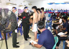 รอง มทภ.3 สังเกตการณ์คัดเลือกทหารเกณฑ์ วันแรกที่ อ.วัดโบสถ์ จ.พิษณุโลก