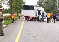 บรรทุก 4 ล้อ ใหญ่เฉี่ยวชน กับ เก๋ง CRV เสียหลักชนต้นไม้ใหญ่ เสียชีวิตคาที่ 2 ศพ เจ็บ 2 ราย สุนัขรอด 1 ตัว