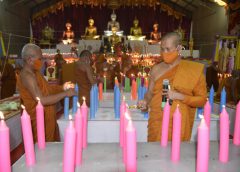 ชาวมาเลเซียแห่ทำบุญออนไลน์บูชาเทียน 7 สี ประจำวันเกิดจุดถวายเป็นพุทธบูชา “วัดป่าประชาสามัคคี”
