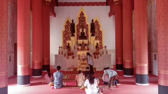 นักท่องเที่ยว ตบเท้าร่วมงานวันเข้าพรรษาที่ Legend Siam Pattaya