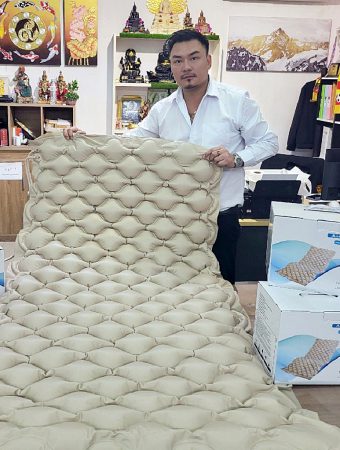 “ส.ส.หนึ่ง” ให้ความสำคัญกับผู้ป่วยติดเตียง แจกเตียงยางอัดลมลดความเจ็บปวด แก้ปัญหาแผลกดทับ แบ่งเบาภาระลูกหลาน ชาวบ้านปลื้มใจ