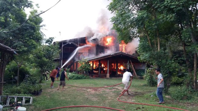เกิดเหตุไฟไหม้บ้าน วอดทั้งหลัง