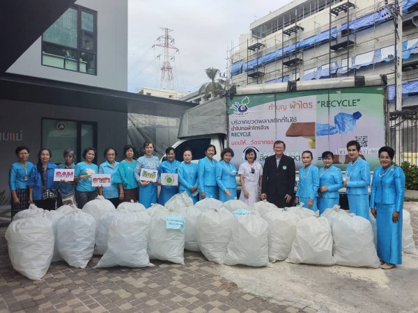 รพ.เจริญกรุงฯ มอบขวดน้ำทำจีวรพระเนื่องในวันแม่