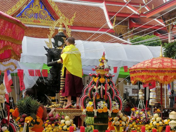 ศรัทธา​สาธุชน​แห่ร่วมพิธีเบิก​เนตร​ท้าว​เวสสุวรรณ​ (เจ้าแห่งขุมทรัพย์)​ แน่นวัดทางหลวง​ เมืองนนท์​ คอหวยไม่พลาดส่องเลขปลายประทัด