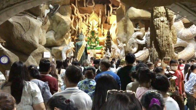  นักท่องเที่ยว แห่หลั่งไหลทำบุญ กราบไหว้สิ่งศักดิ์สิทธิ์วัดมณีวงศ์ กันอย่างเนืองแน่น