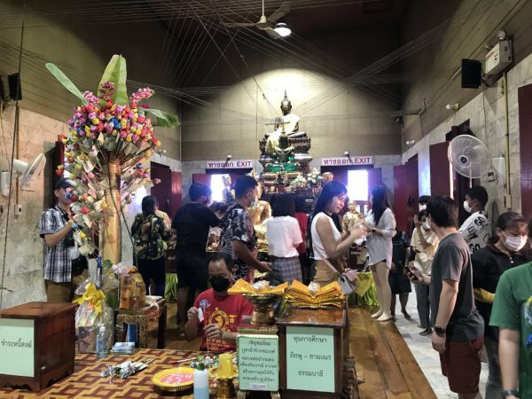 คึกคัก….วัดหลวงพ่อปากแดงยังมีมนต์ขลัง คนแห่กราบไหว้หลวงพ่อปากแดงแน่นวัด