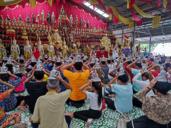 ปชช.ไทยและตปท.แห่เข้าอาศรมฤๅษีเณรส่องเลขอ่างน้ำมนต์ก่อนวันหวยออก