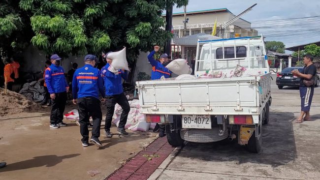ฝนตกน้ำท่วมทหารช่วยขนย้ายสิ่งของ