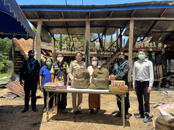 หน่วยงานความมั่นคงกองกำลังสุรศักดิ์มนตรี บูรณาการร่วม ฉก. ทพ 21 มอบถุงยังชีพพระราชทานช่วยเหลือประชาชนที่เดือดร้อน