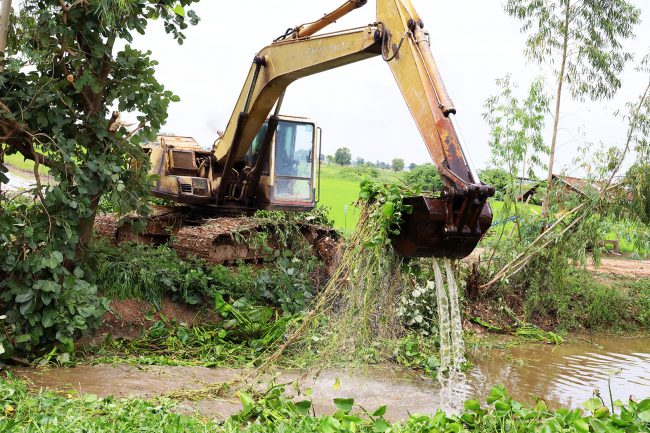 อบจ.พิษณุโลก ช่วยขุดลอกวัชพืช เตรียมพร้อมป้องกันน้ำท่วมขังนาข้าวของเกษตรกรใน ต.บ้านกร่าง อ.เมืองพิษณุโลก