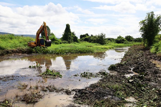 อบจ.พิษณุโลก นำเครื่องจักรกลช่วยขุดลอกคลองกำจัดวัชพืช  เตรียมพร้อมป้องกันน้ำท่วมขังบ้านเรือน-พื้นที่การเกษตรในพื้นที่ ต.วังทอง อ.วังทอง