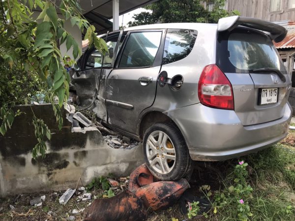 รถยนต์ ประสบอุบัติเหตุ พุ่งชนกำแพงบ้านได้รับความเสียหาย โชคไม่มีผู้ใดได้รับบาดเจ็บ