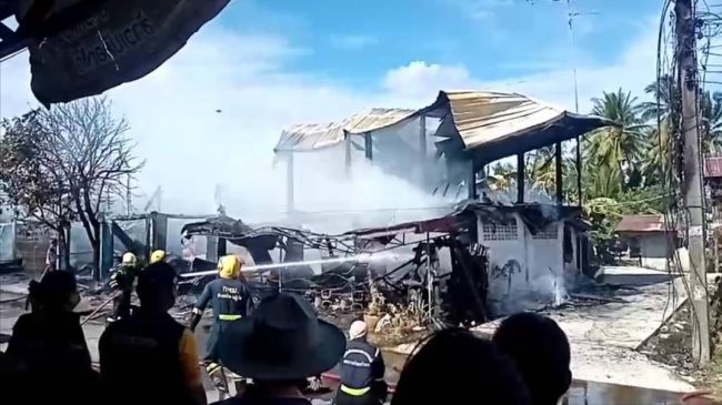 พระอาจารย์โชติ เมตตา มอบเงินช่วยเหลือ ผญบ. หลังถูกไฟเผาบ้านวอด 2 หลัง ไม่เหลืออะไรเลย