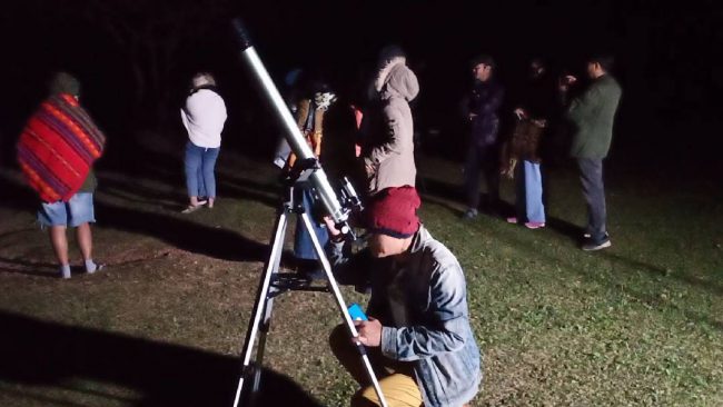 นายกฯส่งเสริมท่องเที่ยวศรีสะเกษนำนักท่องเที่ยวฮือฮารับลมหนาว ชมฝนดาวตก “เจมินิดส์” ที่หน้าผามออีแดง จัดโดยททท.และอุทยานแห่งชาติเขาพระวิหาร