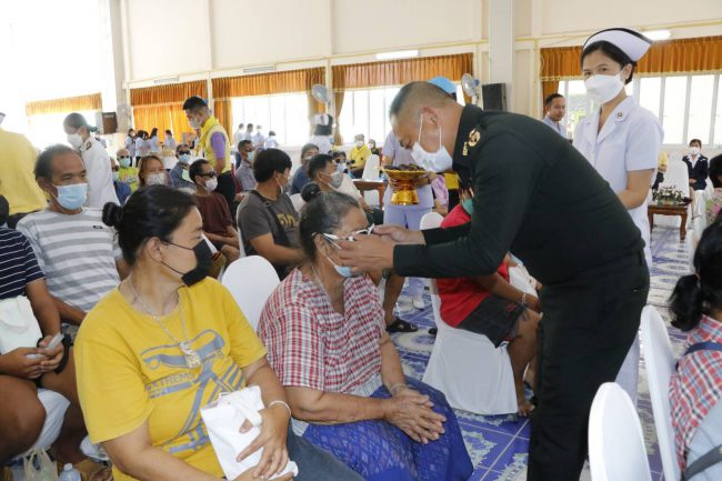 แม่ทัพภาคที่ 3 มอบแว่นตาให้แก่ผู้ผ่าตัดตาต้อกระจก จำนวน 80 คน