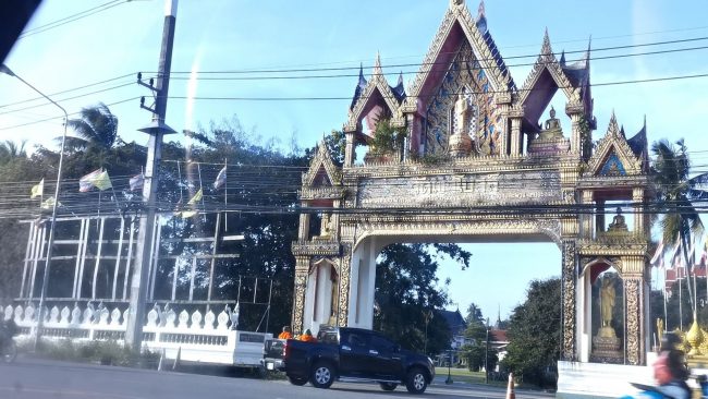 ชาวบ้านลุกฮือขับไล่ “หญิง” เข้าไปยุ่งจัดการทุกอย่างภายในวัดใหญ่ชื่อดังบางสะพาน