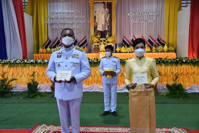 นายอำเภอโพธิ์ศรีสุวรรณนำพสกนิกรน้อมรำลึกในพระมหากรุณาธิคุณเนื่องในวันคล้ายวันพระบรมราชสมภพพระบาทสมเด็จพระเจ้าอยู่หัว รัชกาลที่ 9