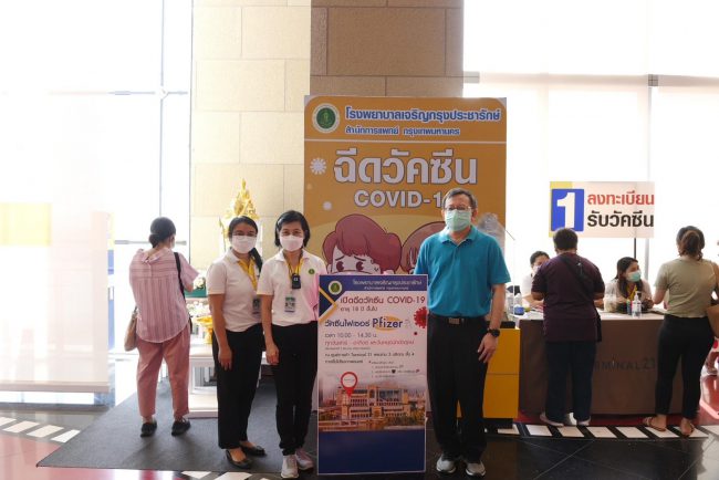 ผู้อำนวยการโรงพยาบาลเจริญกรุงประชารักษ์ ตรวจเยี่ยมจุดฉีดวัคซีนโควิด 19 เทอร์มินอล21 พระราม3 