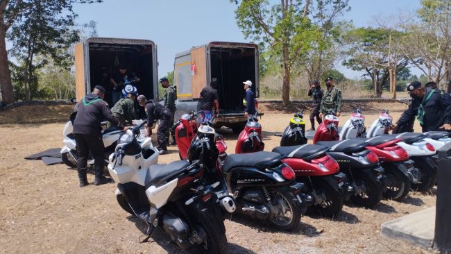 กองกำลังบูรพา สกัดจับรถกระบะ 2 คันขนจักรยานยนต์กำลังจะออกนอกราชอาณาจักรไทย รวบได้ จยย.14 คัน ก่อนข้ามแดน