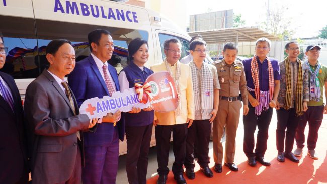 ไทย-กัมพูชา จัดพิธีส่งมอบอาคารห้องอุบัติเหตุ-ฉุกเฉินโรงพยาบาลปอยเปต และมอบรถพยาบาลโรงพยาบาลมงคลบุรี จังหวัดบ็อนเตียย์เมียนเจ็ย ราชอาณาจักรกัมพูชา