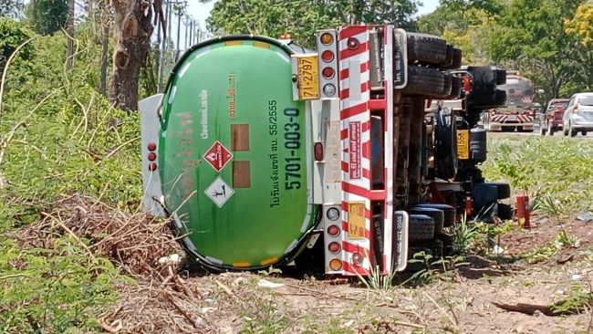 ระทึก..!!! รถบรรทุกน้ำมันดีเซล 40,000 ลิตร พลิกคว่ำ น้ำมันรั่วไหล เจ้าหน้าที่หลายหน่วยงานเร่งกู้