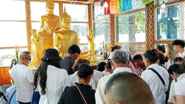 นักท่องเที่ยวหลั่งไหลแห่เข้าไปปิดทองฝังลูกนิมิต วัดวังยาง โบสถ์ลายไทยกลางน้ำอย่างต่อเนื่อง ในช่วงวันหยุดยาว เทศกาลสงกรานต์ 2566