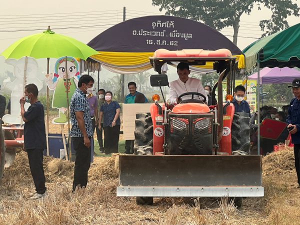 ผู้ว่าราชการจังหวัดน่าน ขับรถไถ รณรงค์ไถกลบตอซังพืช ลดปัญหาการเผาเศษวัชพืชจากการเกษตร