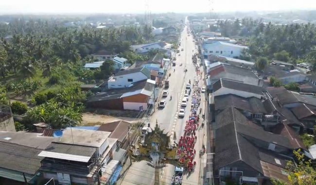เริ่มแล้ว ขบวนแห่เปิดงานประเพณีเทศกาลปิดทองหลวงพ่อในกุฏิ วัดกุยบุรี ประจำปี 2566