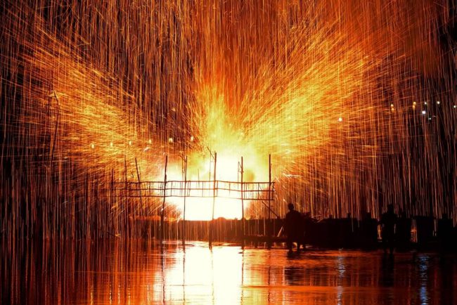 หนึ่งเดียวในโลก  งานประเพณี 7 เป็ง สรงน้ำพระธาตุท่าล้อและแข่งขันจุดบั้งไฟดอกกลางแม่น้ำน่าน  ปีนี้มีหลายจังหวัดในภาคเหนือและภาคตะวันออก มาร่วมแข่งขันชิงเงินรางวัลอย่างคึกคัก