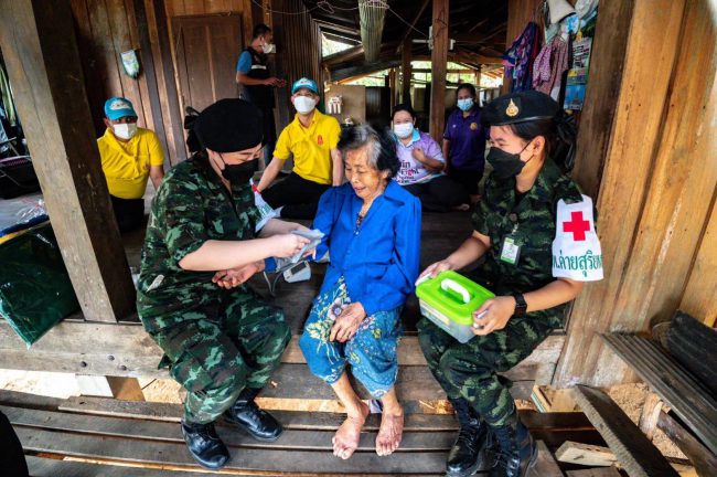 มทบ.38 ลงพื้นที่เยี่ยมมอบสิ่งของอุปโภคบริโภคให้กับกลุ่มเปราะบาง และนักเรียนกลุ่มเปราะบาง พื้นที่ห่างไกล 